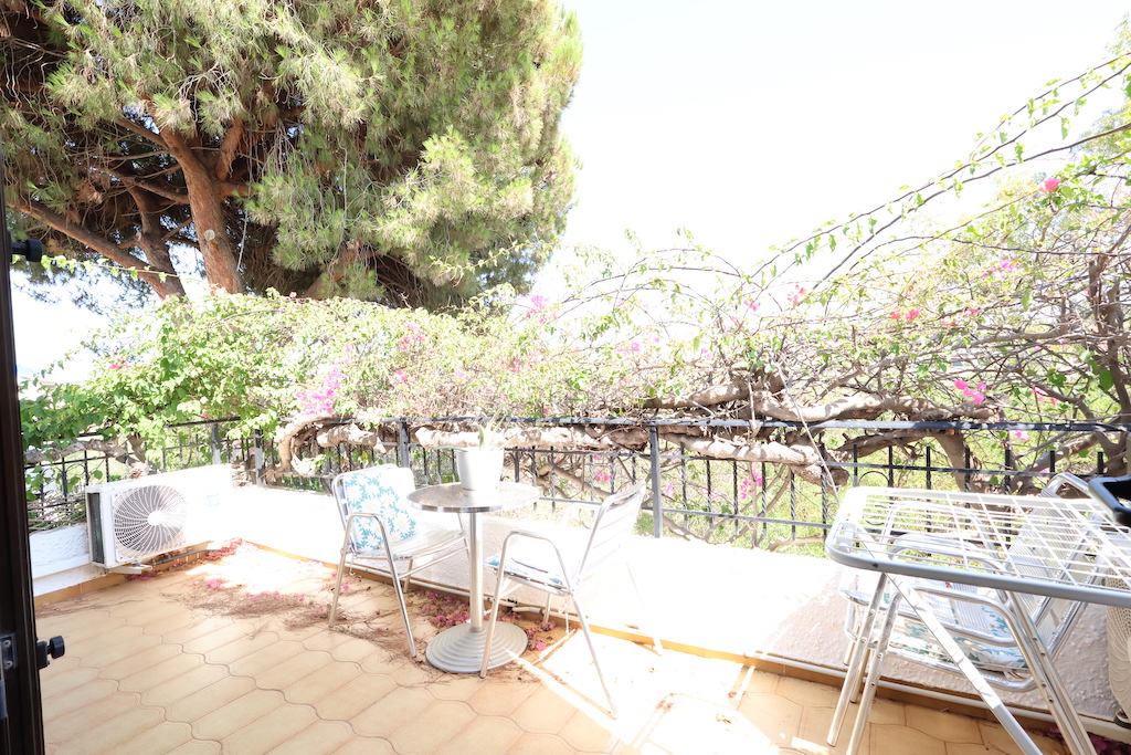 DUPLEX RÆKKEHUS MED KÆLDER OG TERRASSE I CABO ROIG, KUN 350 METER FRA STRANDEN