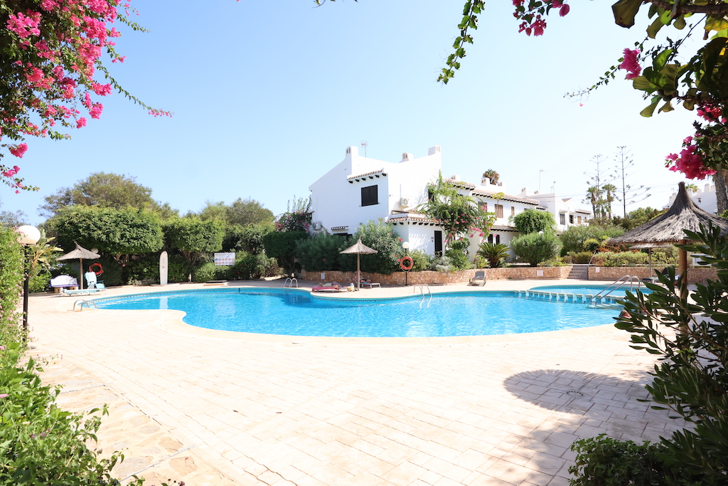 DUPLEX RÆKKEHUS MED KÆLDER OG TERRASSE I CABO ROIG, KUN 350 METER FRA STRANDEN