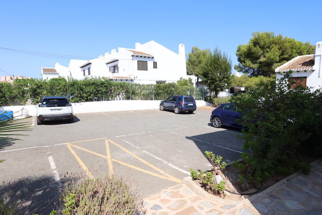 DUPLEX RÆKKEHUS MED KÆLDER OG TERRASSE I CABO ROIG, KUN 350 METER FRA STRANDEN