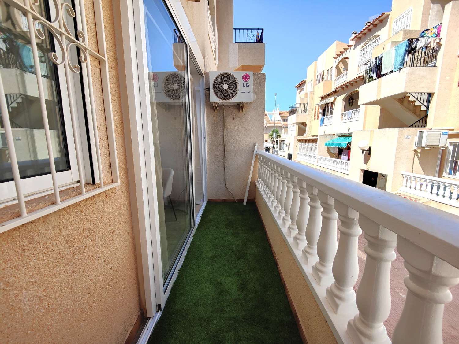 APPARTEMENT RÉNOVÉ DE 2 CHAMBRES DANS UN QUARTIER RÉSIDENTIEL AVEC PISCINE À TORREVIEJA