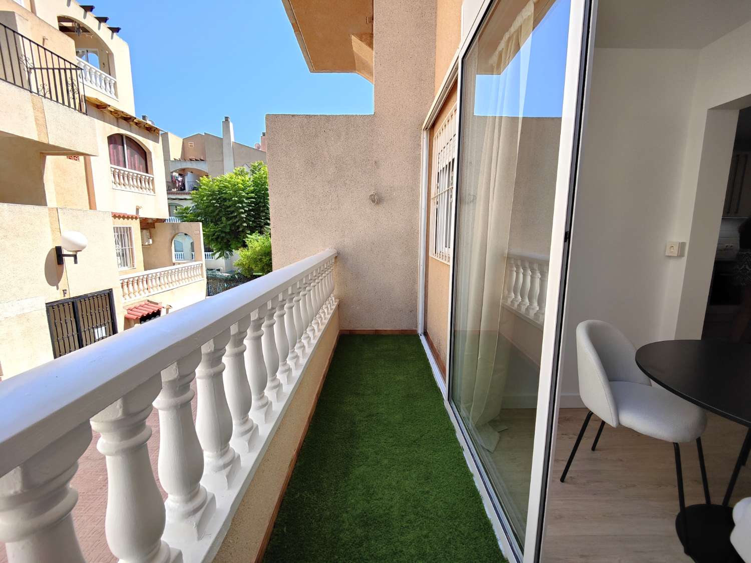 APPARTEMENT RÉNOVÉ DE 2 CHAMBRES DANS UN QUARTIER RÉSIDENTIEL AVEC PISCINE À TORREVIEJA