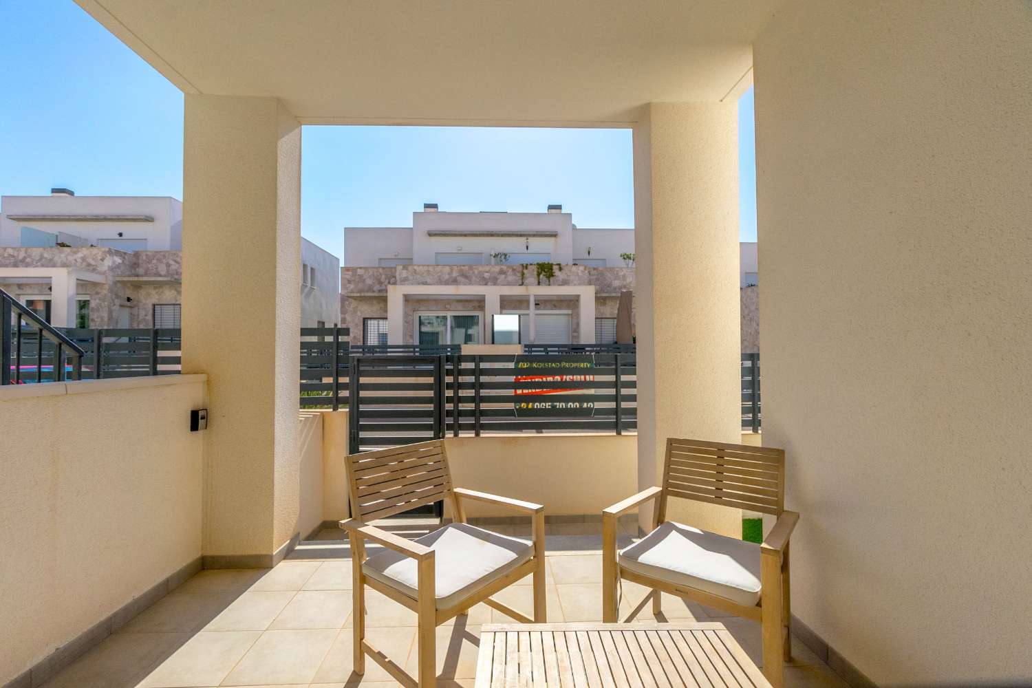 EXKLUSIVE MODERNE WOHNANLAGE IM ERDGESCHOSS MIT POOL UND PRIVATEN TERRASSEN IN AGUAS NUEVAS, TORREVIEJA