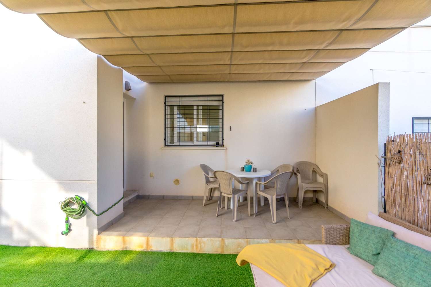 EXCLUSIEVE MODERNE WOONWIJK OP DE BEGANE GROND MET ZWEMBAD EN PRIVÉPATIO'S IN AGUAS NUEVAS, TORREVIEJA