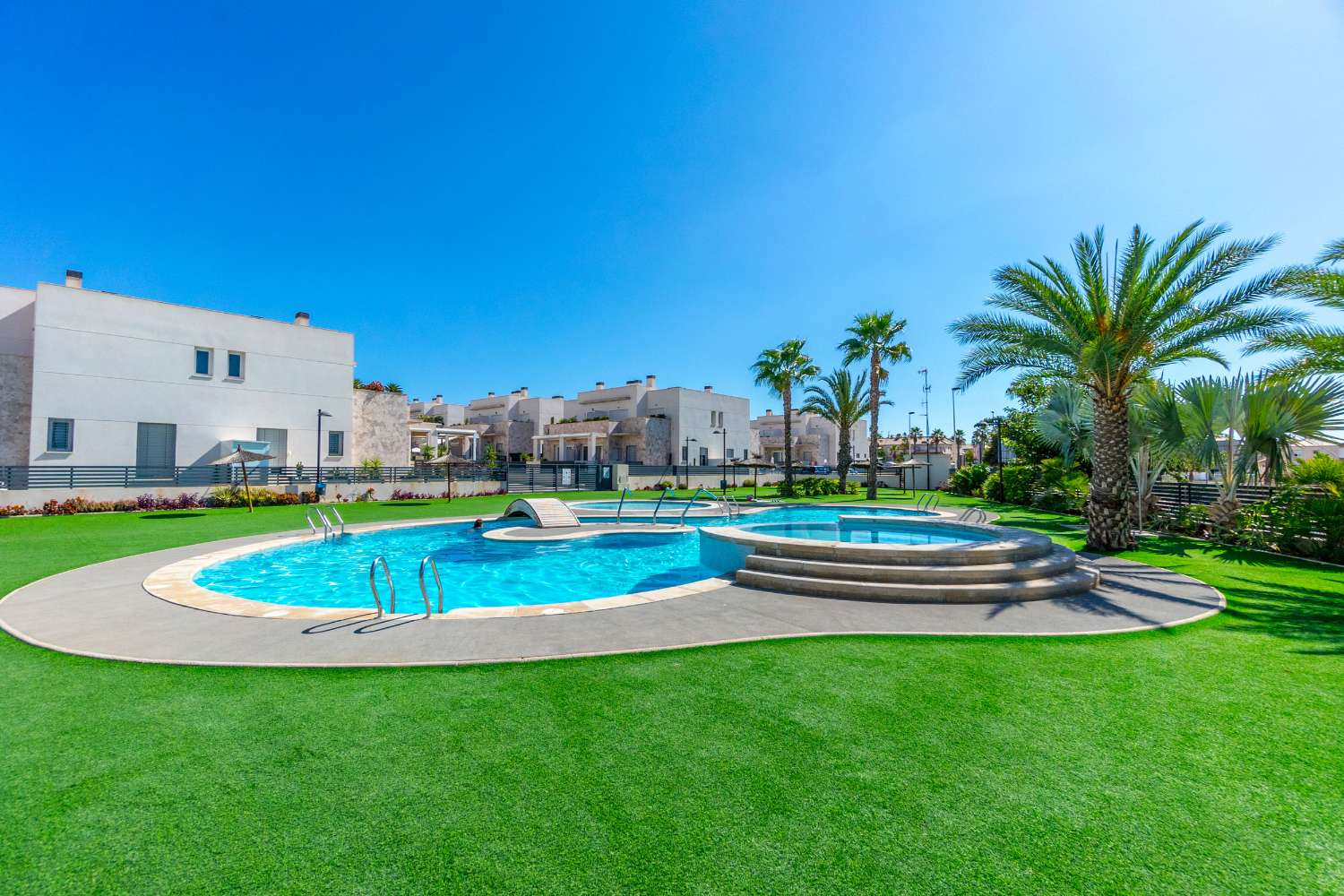 EKSKLUSIV MODERNE BOLIG I STUEETAGEN MED POOL OG PRIVATE TERRASSER I AGUAS NUEVAS, TORREVIEJA