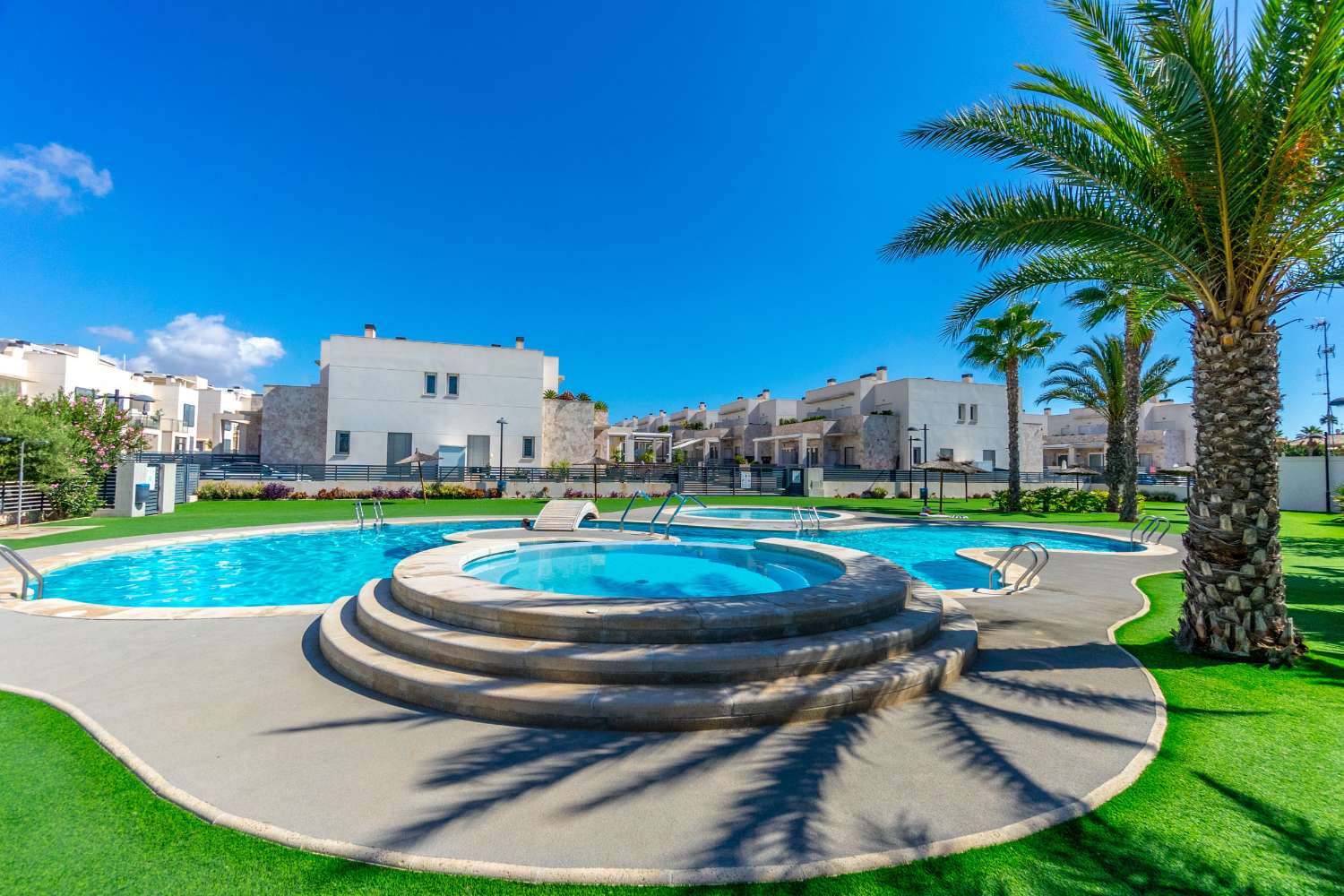 EXKLUSIVE MODERNE WOHNANLAGE IM ERDGESCHOSS MIT POOL UND PRIVATEN TERRASSEN IN AGUAS NUEVAS, TORREVIEJA