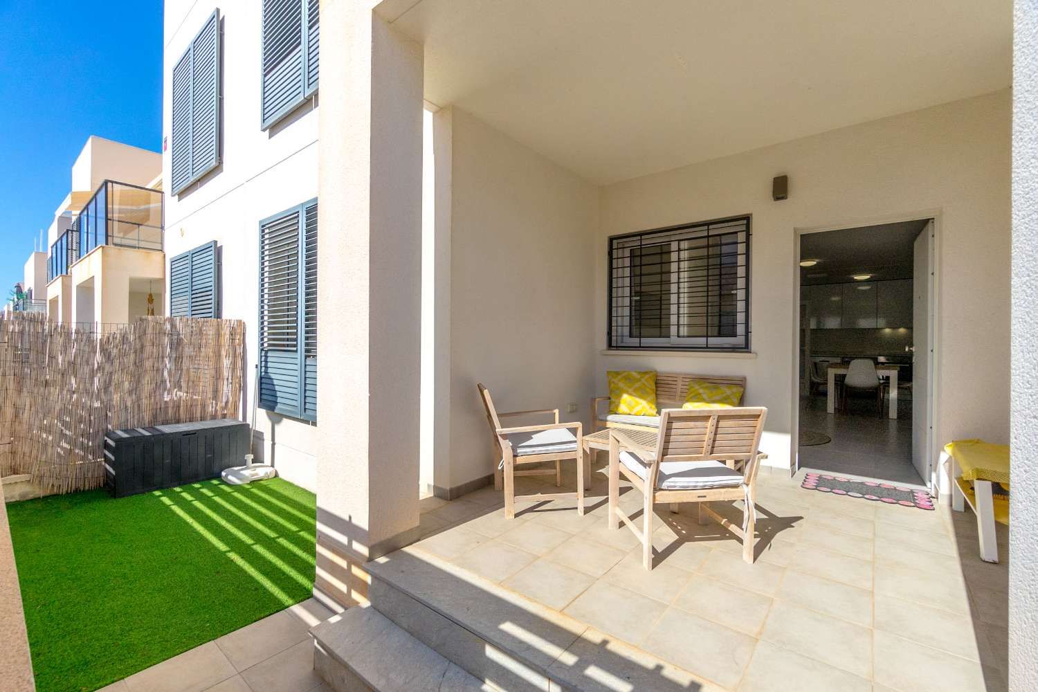 RÉSIDENCE MODERNE EXCLUSIVE AU REZ-DE-CHAUSSÉE AVEC PISCINE ET PATIOS PRIVÉS À AGUAS NUEVAS, TORREVIEJA