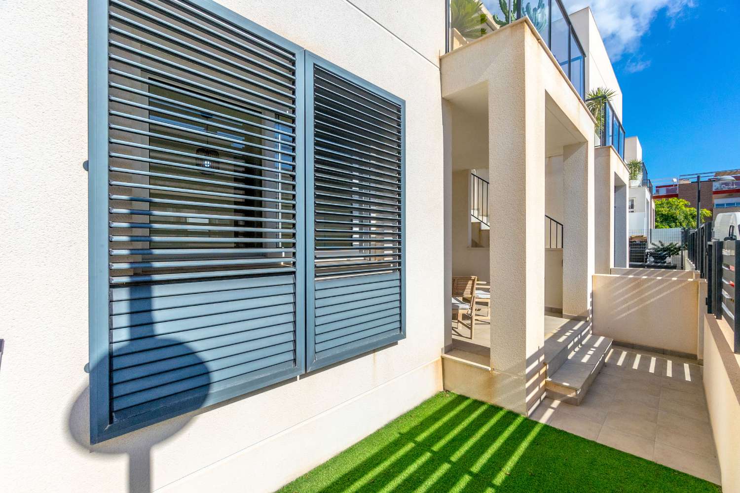 EXCLUSIVE MODERN RESIDENTIAL ON THE GROUND FLOOR WITH POOL AND PRIVATE PATIOS IN AGUAS NUEVAS, TORREVIEJA