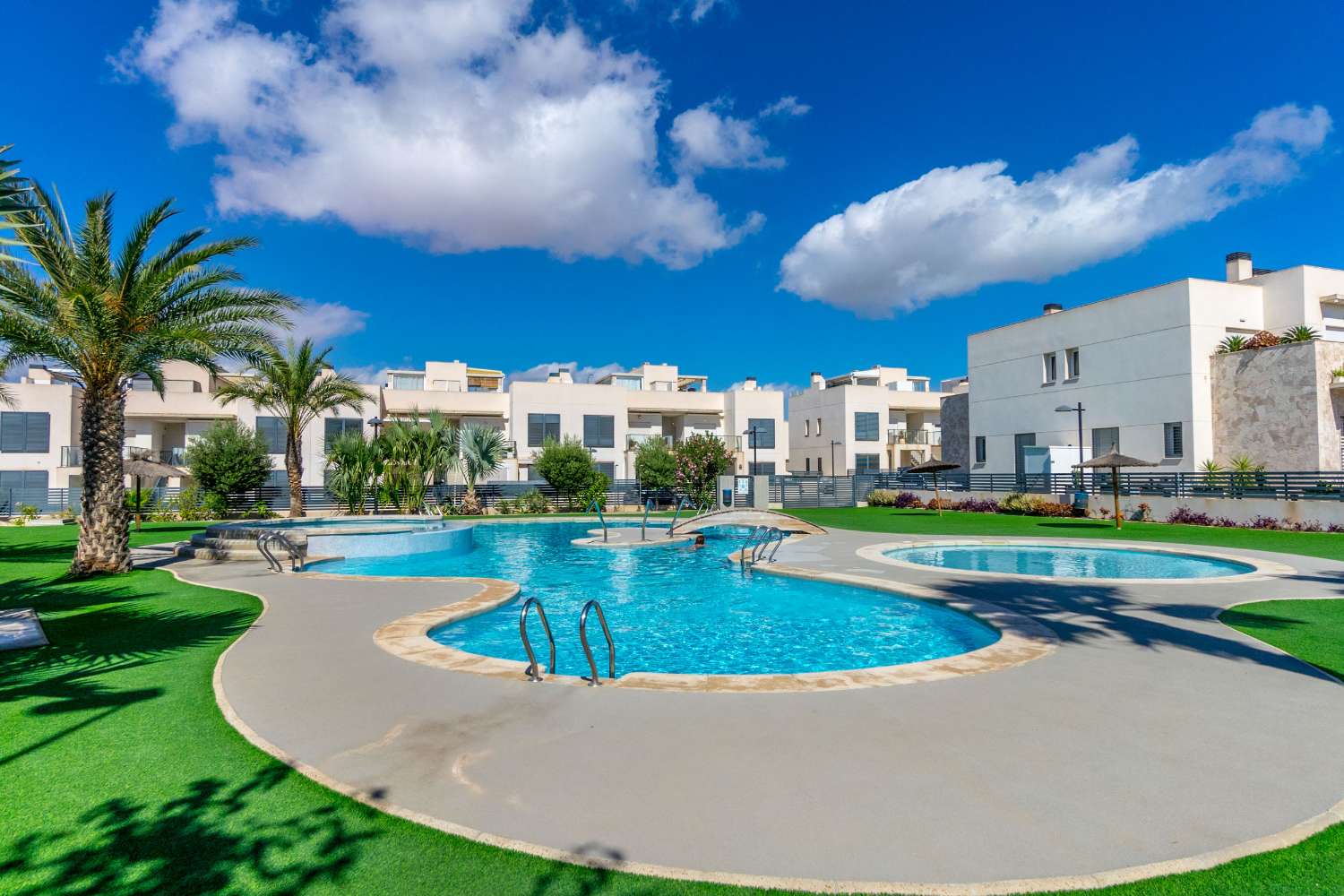 EXCLUSIEVE MODERNE WOONWIJK OP DE BEGANE GROND MET ZWEMBAD EN PRIVÉPATIO'S IN AGUAS NUEVAS, TORREVIEJA