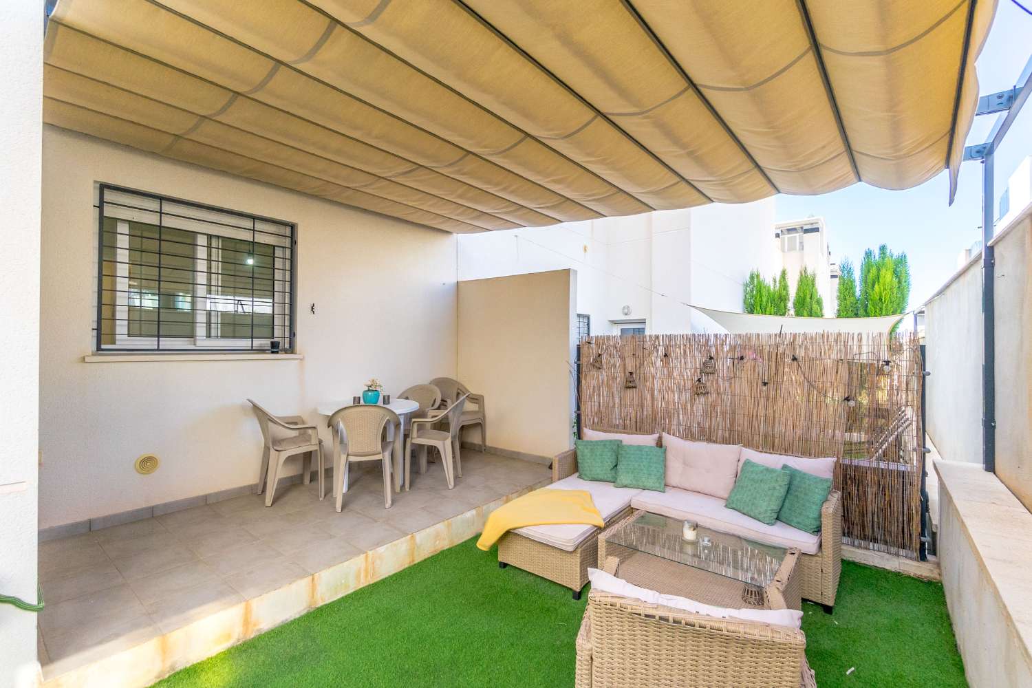 EXKLUSIVE MODERNE WOHNANLAGE IM ERDGESCHOSS MIT POOL UND PRIVATEN TERRASSEN IN AGUAS NUEVAS, TORREVIEJA