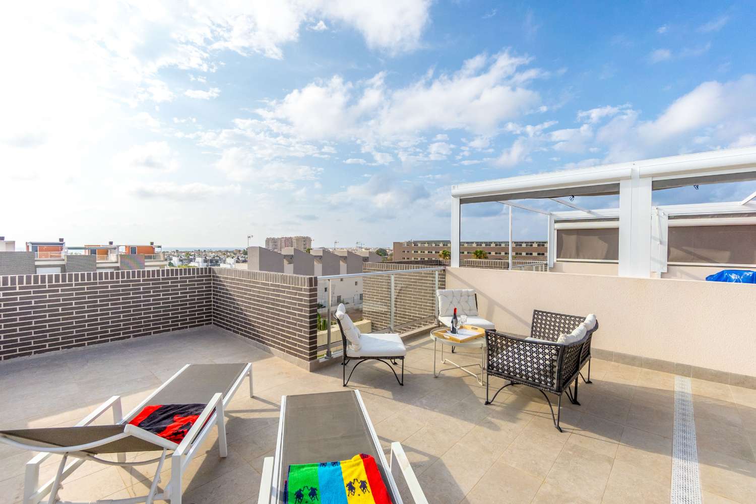 EXCLUSIEF MODERN PENTHOUSE MET PRACHTIG UITZICHT EN PRIVÉ DAKTERRAS OP EILAND 2, AGUAS NUEVAS