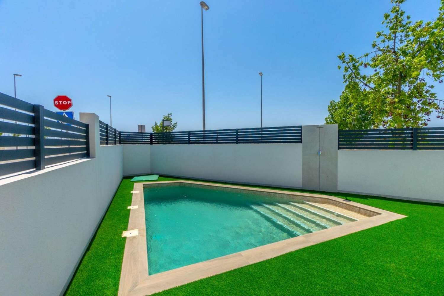 EXCLUSIVA VILLA UNIFAMILIAR CON PISCINA, JARDÍN Y DISEÑO MODERNO