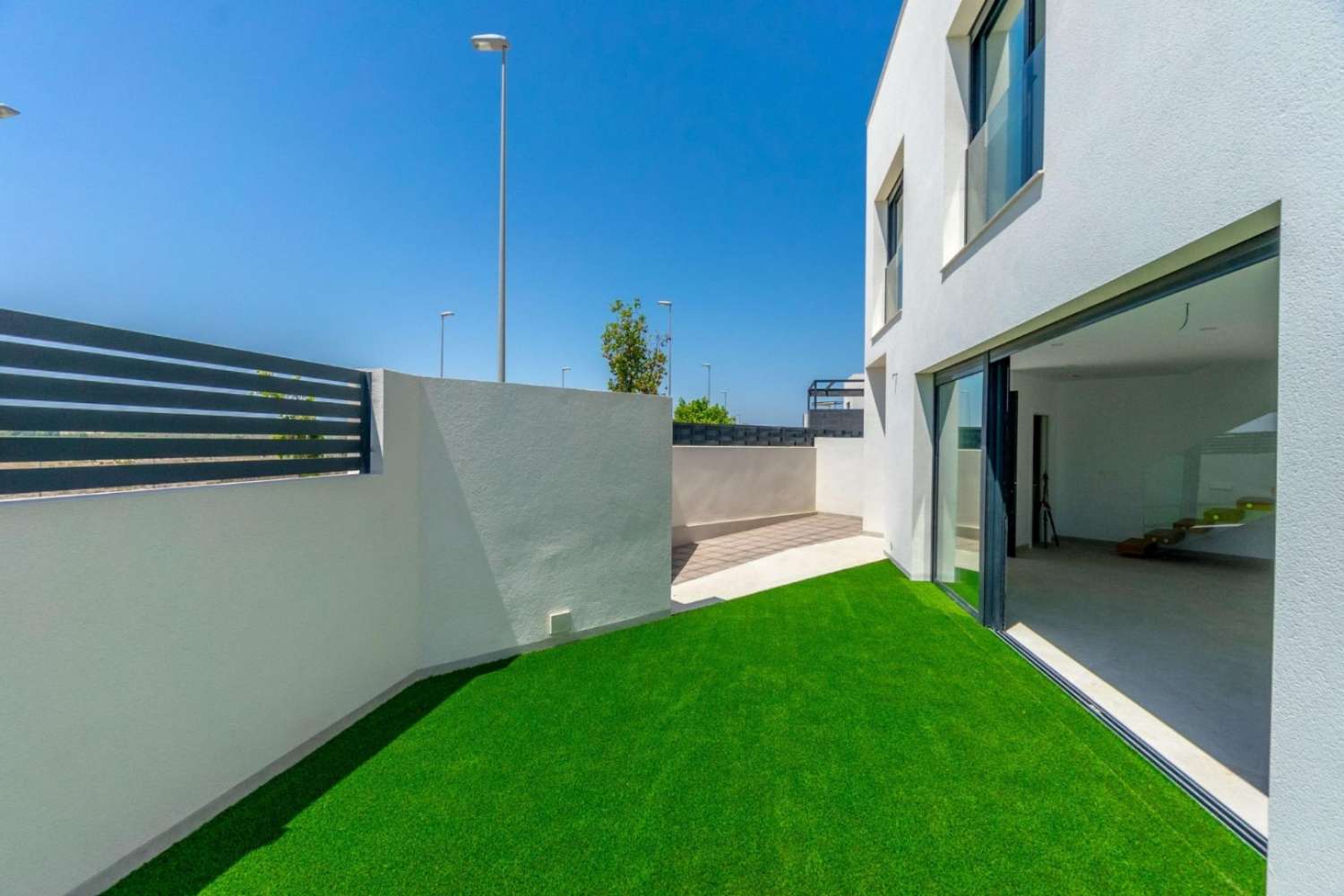 ESCLUSIVA VILLA INDIPENDENTE CON PISCINA, GIARDINO E DESIGN MODERNO