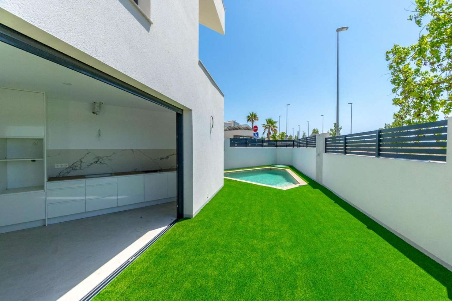 EXCLUSIVA VILLA UNIFAMILIAR CON PISCINA, JARDÍN Y DISEÑO MODERNO