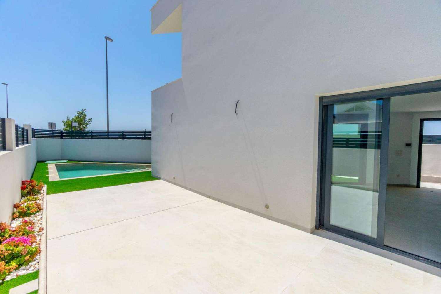 ESCLUSIVA VILLA INDIPENDENTE CON PISCINA, GIARDINO E DESIGN MODERNO