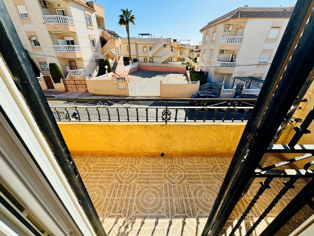 "CHARMERENDE DUPLEX BUNGALOW I PRIVAT URBANISERING NÆR BUGTERNE I TORREVIEJA"