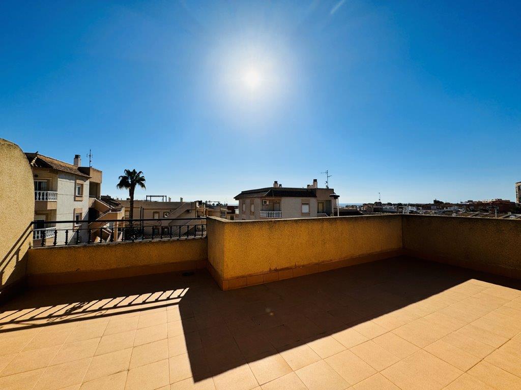 "CHARMANTER DUPLEX-BUNGALOW IN PRIVATER URBANISATION IN DER NÄHE DER BUCHTEN VON TORREVIEJA"