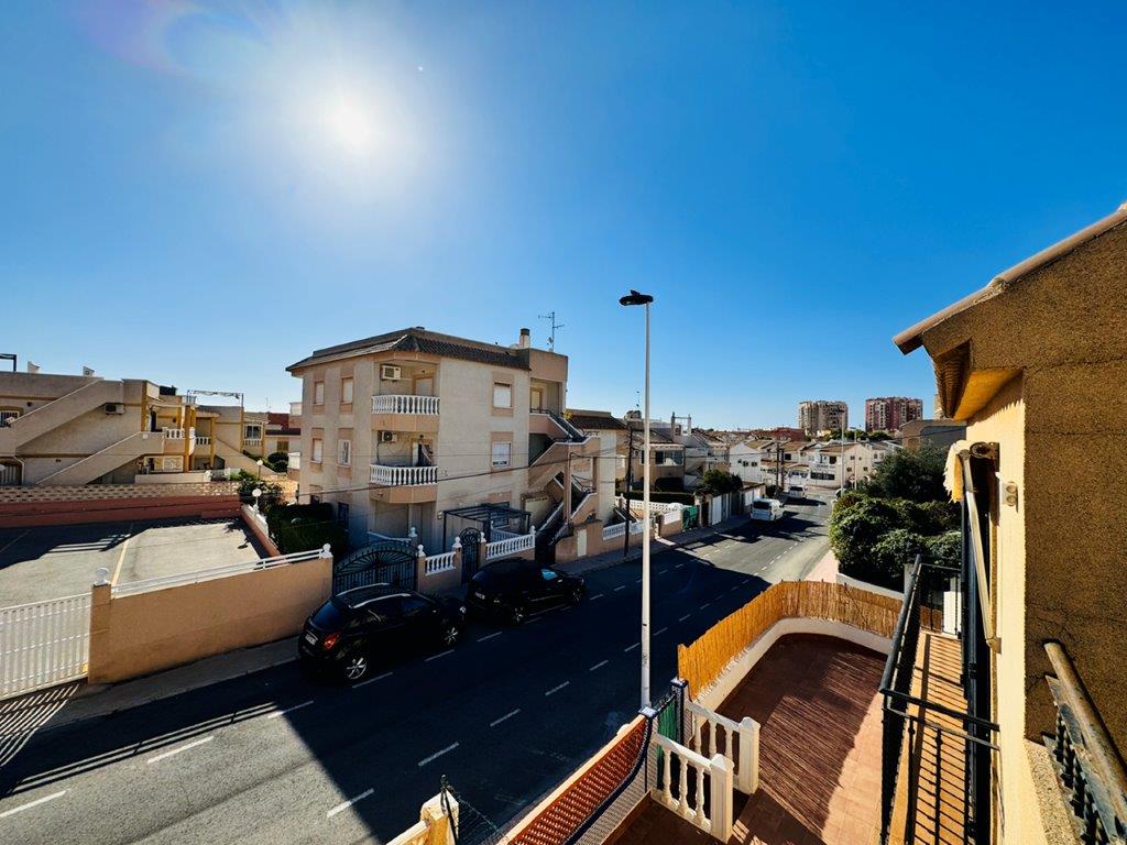 "CHARMANTER DUPLEX-BUNGALOW IN PRIVATER URBANISATION IN DER NÄHE DER BUCHTEN VON TORREVIEJA"