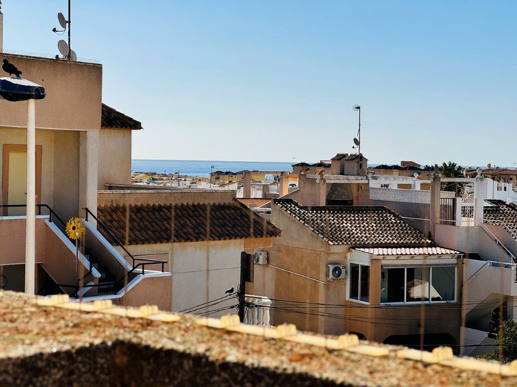 "CHARMANTER DUPLEX-BUNGALOW IN PRIVATER URBANISATION IN DER NÄHE DER BUCHTEN VON TORREVIEJA"