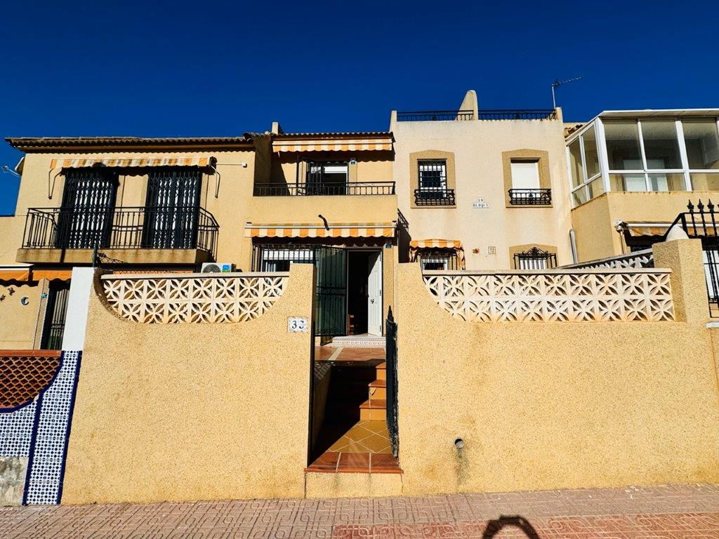 "CHARMANTER DUPLEX-BUNGALOW IN PRIVATER URBANISATION IN DER NÄHE DER BUCHTEN VON TORREVIEJA"