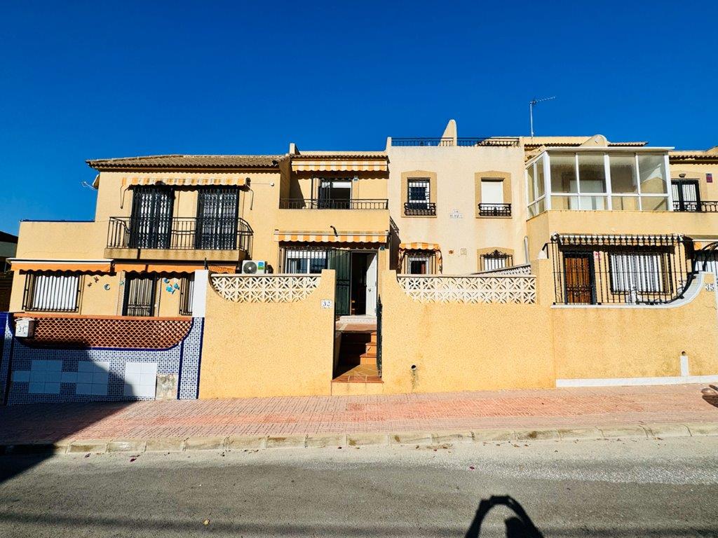 "CHARMERENDE DUPLEX BUNGALOW I PRIVAT URBANISERING NÆR BUGTERNE I TORREVIEJA"