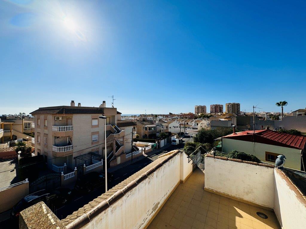 "CHARMANTE DUPLEX BUNGALOW IN PRIVÉ URBANISATIE IN DE BUURT VAN DE BAAIEN VAN TORREVIEJA"