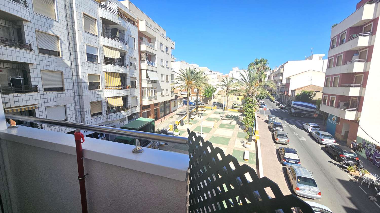 "BRIGHT APARTMENT 650 METERS FROM ACEQUIÓN BEACH, WITH VIEWS OF THE SQUARE AND ALL SERVICES"