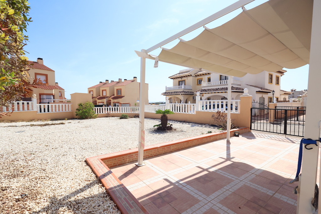 ADOSADO EN ESQUINA CON ORIENTACIÓN SUR, VISTAS AL MAR Y AMPLIA PARCELA EN LOMAS DE CABO ROIG