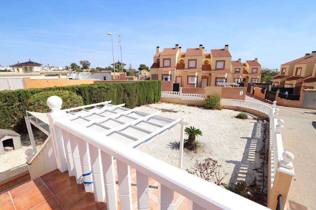 ADOSADO EN ESQUINA CON ORIENTACIÓN SUR, VISTAS AL MAR Y AMPLIA PARCELA EN LOMAS DE CABO ROIG