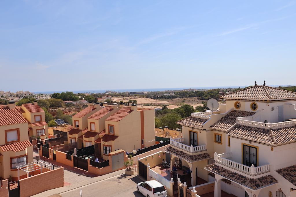 LOMAS DE CABO ROIG 的朝南转角联排别墅，可欣赏海景和大片土地