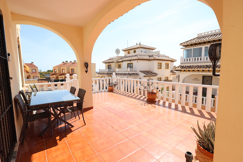 CASA A SCHIERA D'ANGOLO ESPOSTA A SUD CON VISTA SUL MARE E GRANDE TERRENO A LOMAS DE CABO ROIG