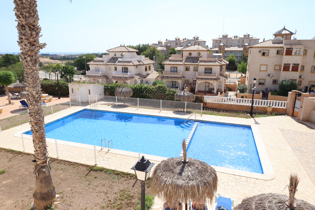 ADOSADO EN ESQUINA CON ORIENTACIÓN SUR, VISTAS AL MAR Y AMPLIA PARCELA EN LOMAS DE CABO ROIG