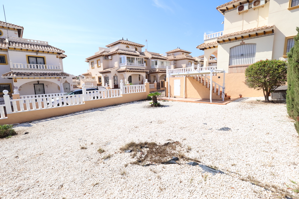 ADOSADO EN ESQUINA CON ORIENTACIÓN SUR, VISTAS AL MAR Y AMPLIA PARCELA EN LOMAS DE CABO ROIG