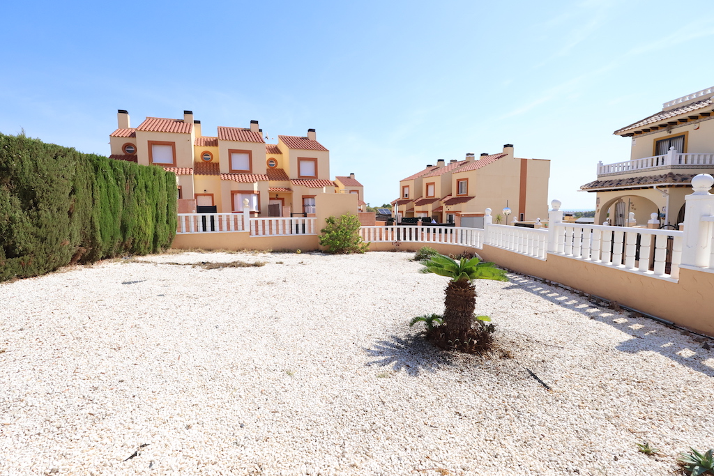 ADOSADO EN ESQUINA CON ORIENTACIÓN SUR, VISTAS AL MAR Y AMPLIA PARCELA EN LOMAS DE CABO ROIG