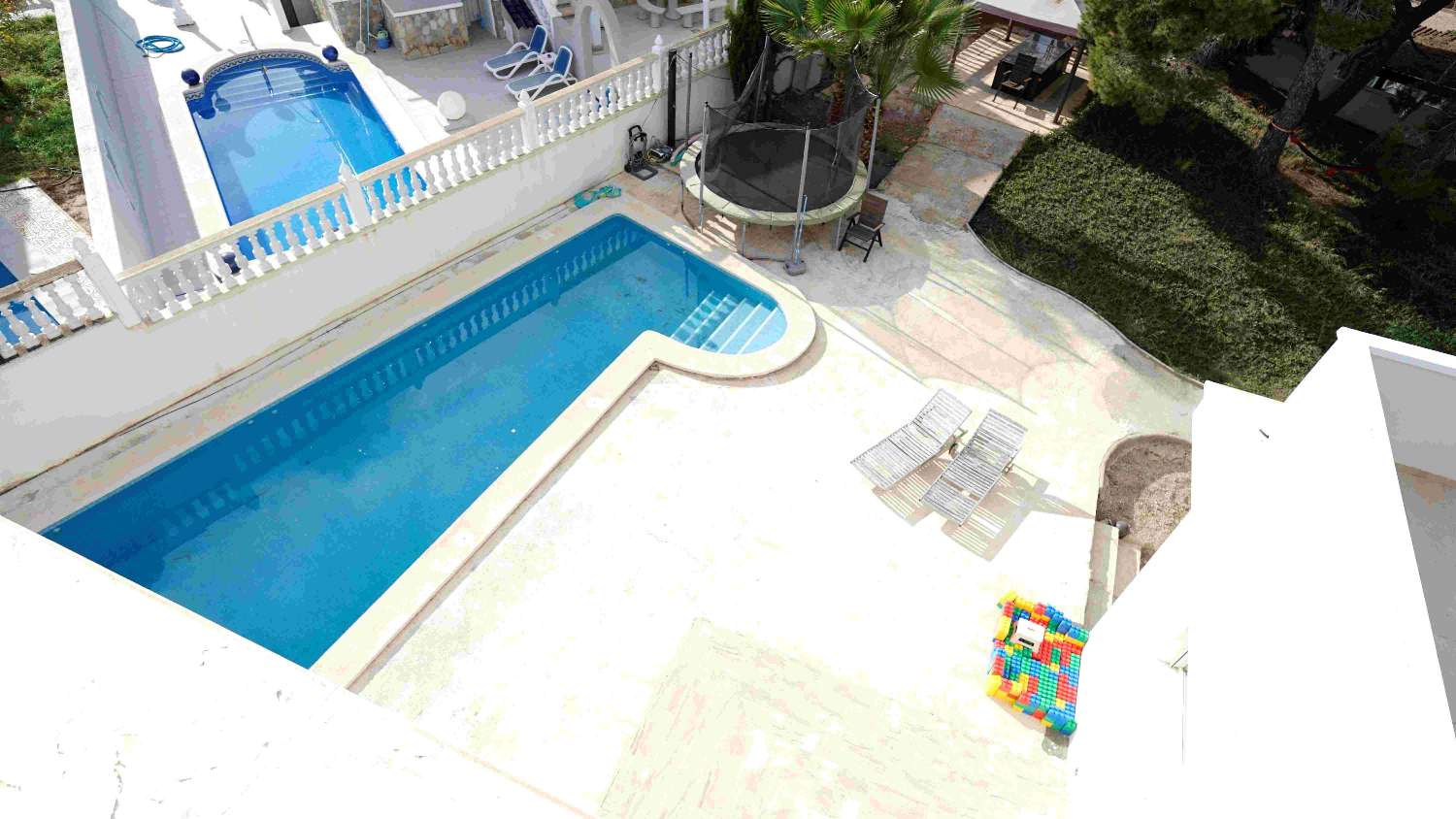 VILLA IMMACULÉE AVEC GRAND TERRAIN, PISCINE PRIVÉE ET VUE SUR LE LAC