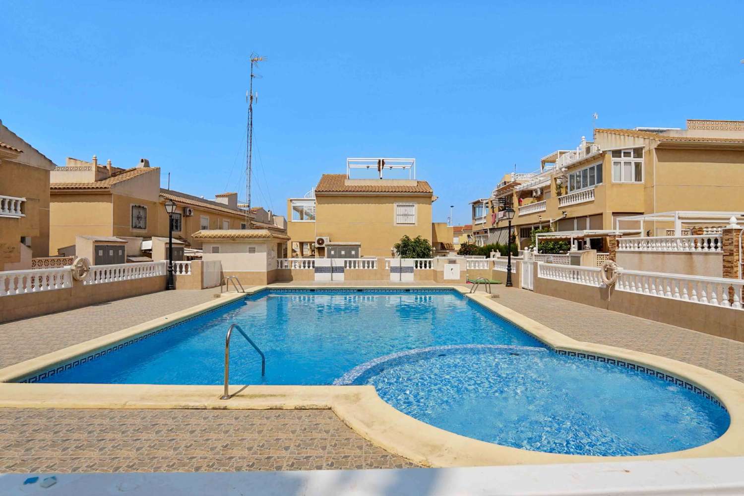 APARTAMENTO EN BRAVOMAR 7 CON SOLÁRIUM, TERRAZA Y PISCINA COMUNITARIA EN AGUAS NUEVAS