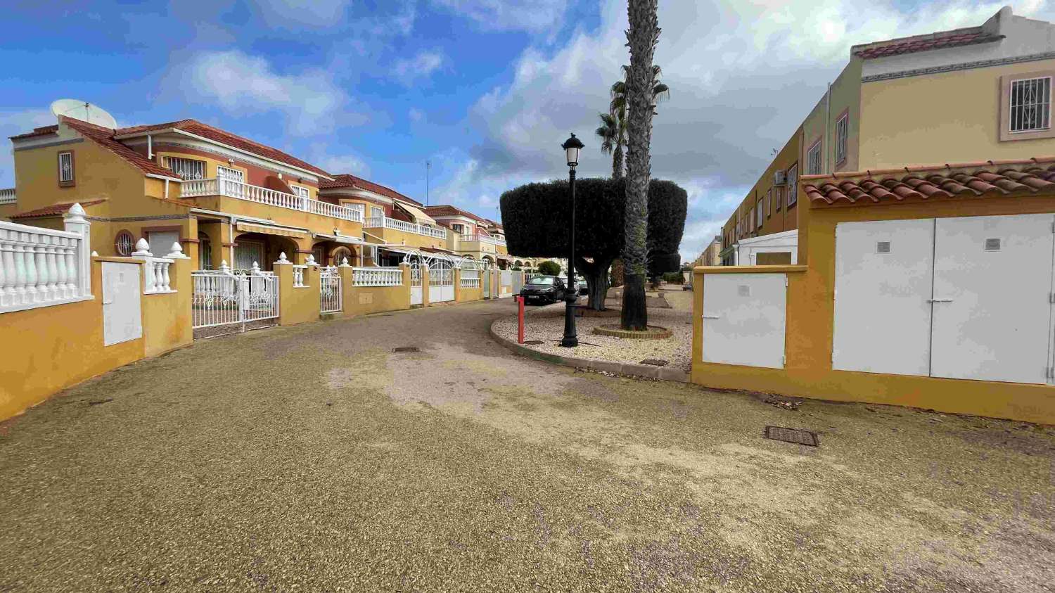 EXCLUSIVO CHALET ADOSADO EN LA REGIA, CABO ROIG: LUMINOSIDAD, COMODIDAD Y PROXIMIDAD AL MAR