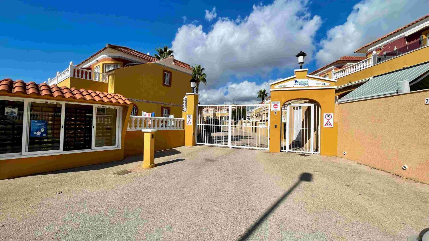 EKSKLUSIV DOBBELTHUS VILLA I LA REGIA, CABO ROIG: LYSSTYRKE, KOMFORT OG NÆRHED TIL HAVET