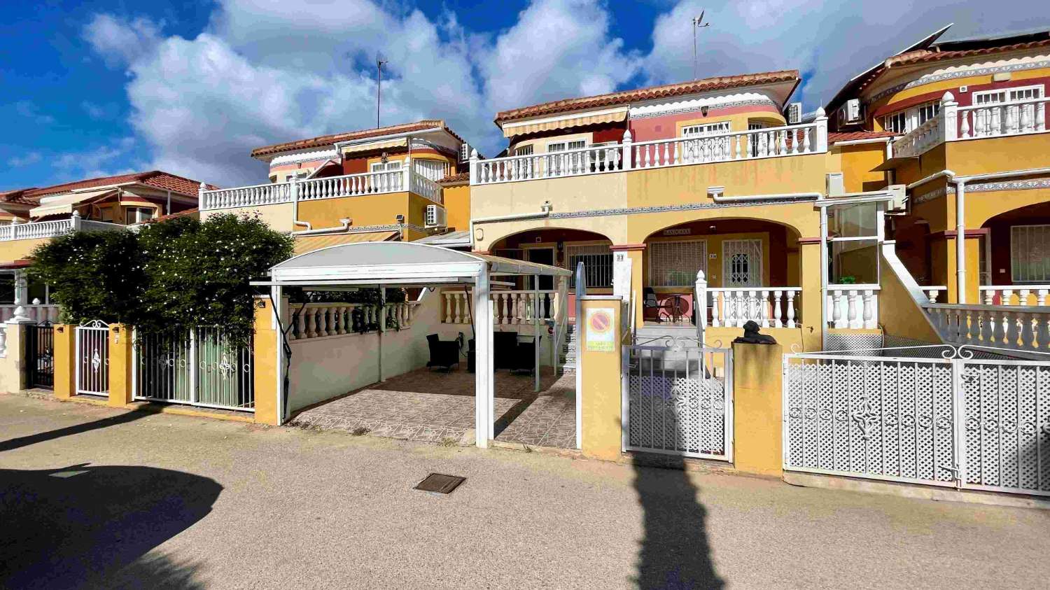 EKSKLUSIV DOBBELTHUS VILLA I LA REGIA, CABO ROIG: LYSSTYRKE, KOMFORT OG NÆRHED TIL HAVET