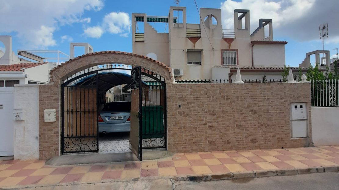 DÚPLEX ADOSADO CON PISCINA PRIVADA Y SOLÁRIUM EN PARCELA INDEPENDIENTE