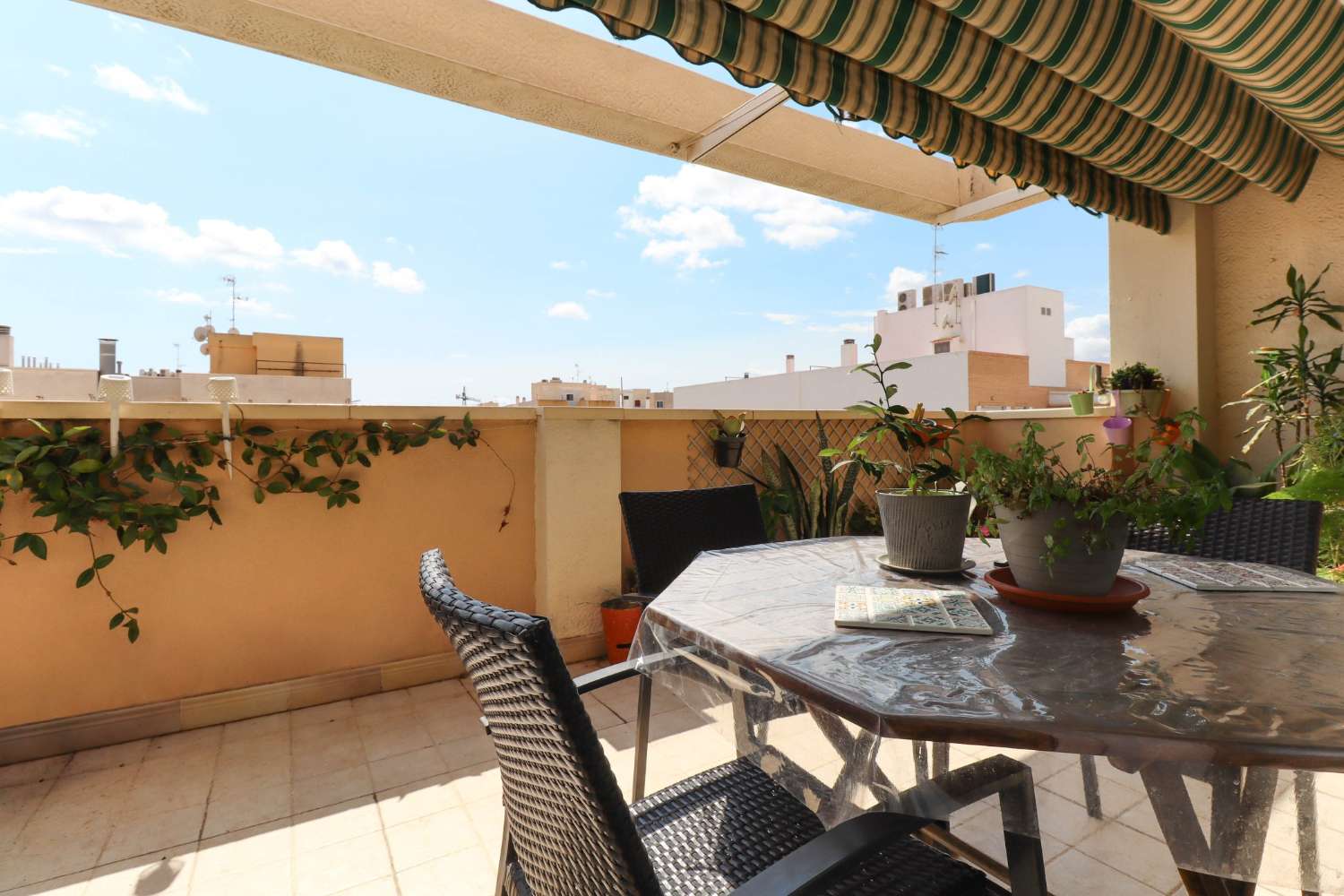 SPEKTAKULÆR 3-VÆRELSES PENTHOUSE I CENTRUM AF TORREVIEJA MED GARAGE OG STOR TERRASSE