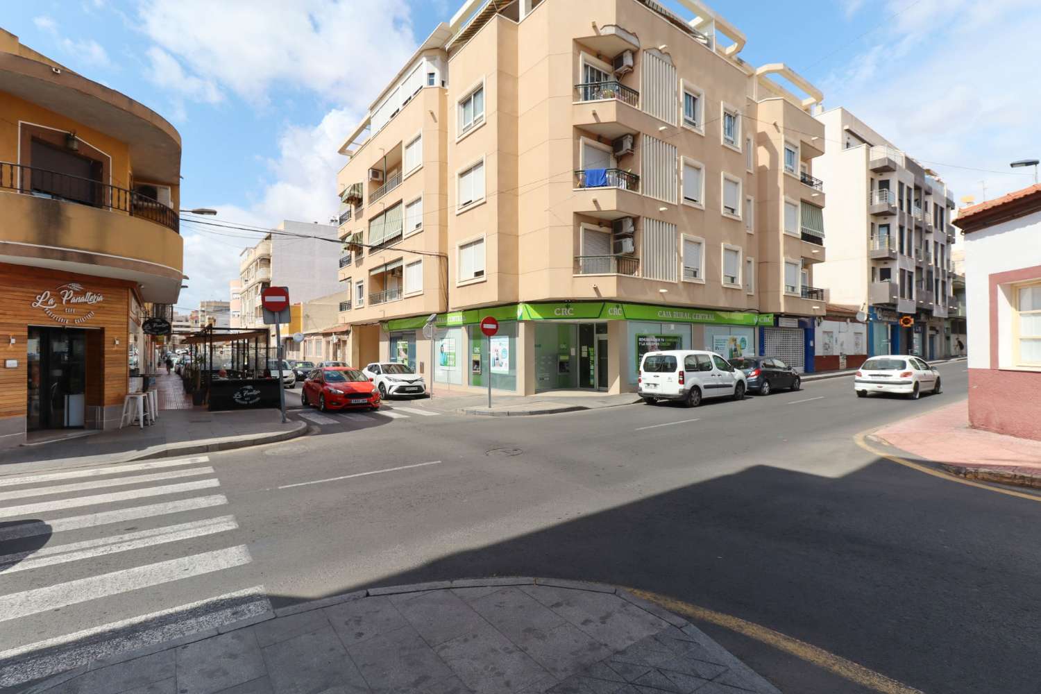 SPEKTAKULÄR TAKVÅNING MED 3 SOVRUM I CENTRUM AV TORREVIEJA MED GARAGE OCH STOR TERRASS