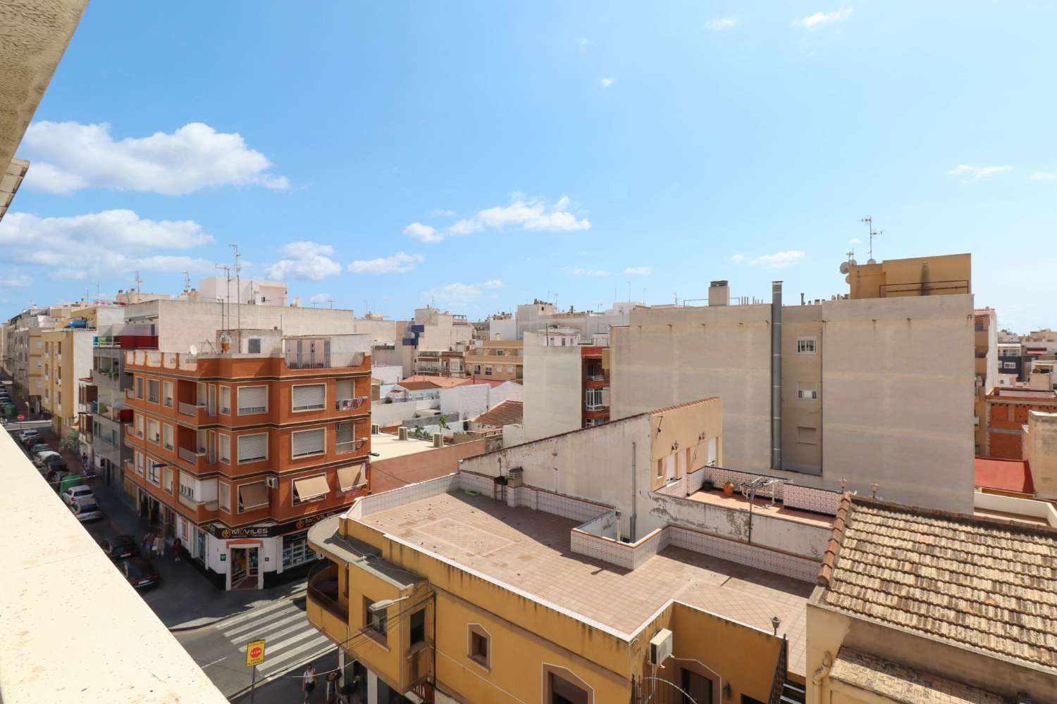 SPEKTAKULÆR 3-ROMS TOPPLEILIGHET I SENTRUM AV TORREVIEJA MED GARASJE OG STOR TERRASSE