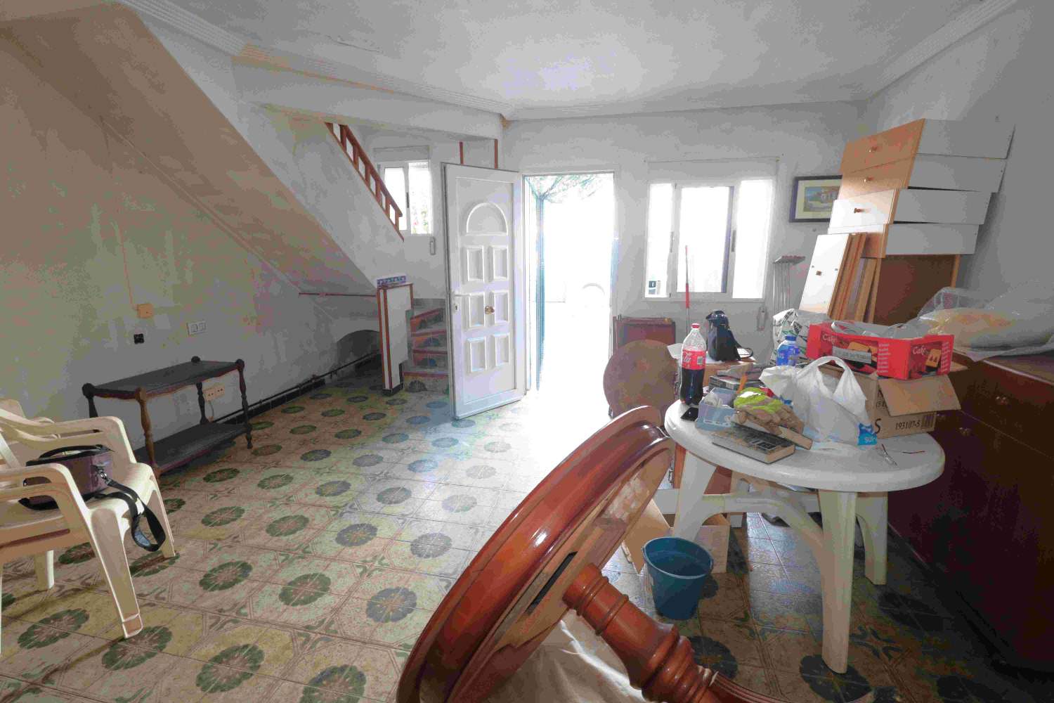 TOWNHOUSE TO RENOVATE IN TORREVIEJA, 150M FROM LOS NÁUFRAGOS BEACH WITH TERRACE AND 3 BEDROOMS