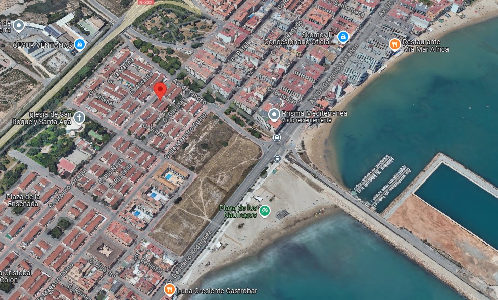 TOWNHOUSE TO RENOVATE IN TORREVIEJA, 150M FROM LOS NÁUFRAGOS BEACH WITH TERRACE AND 3 BEDROOMS