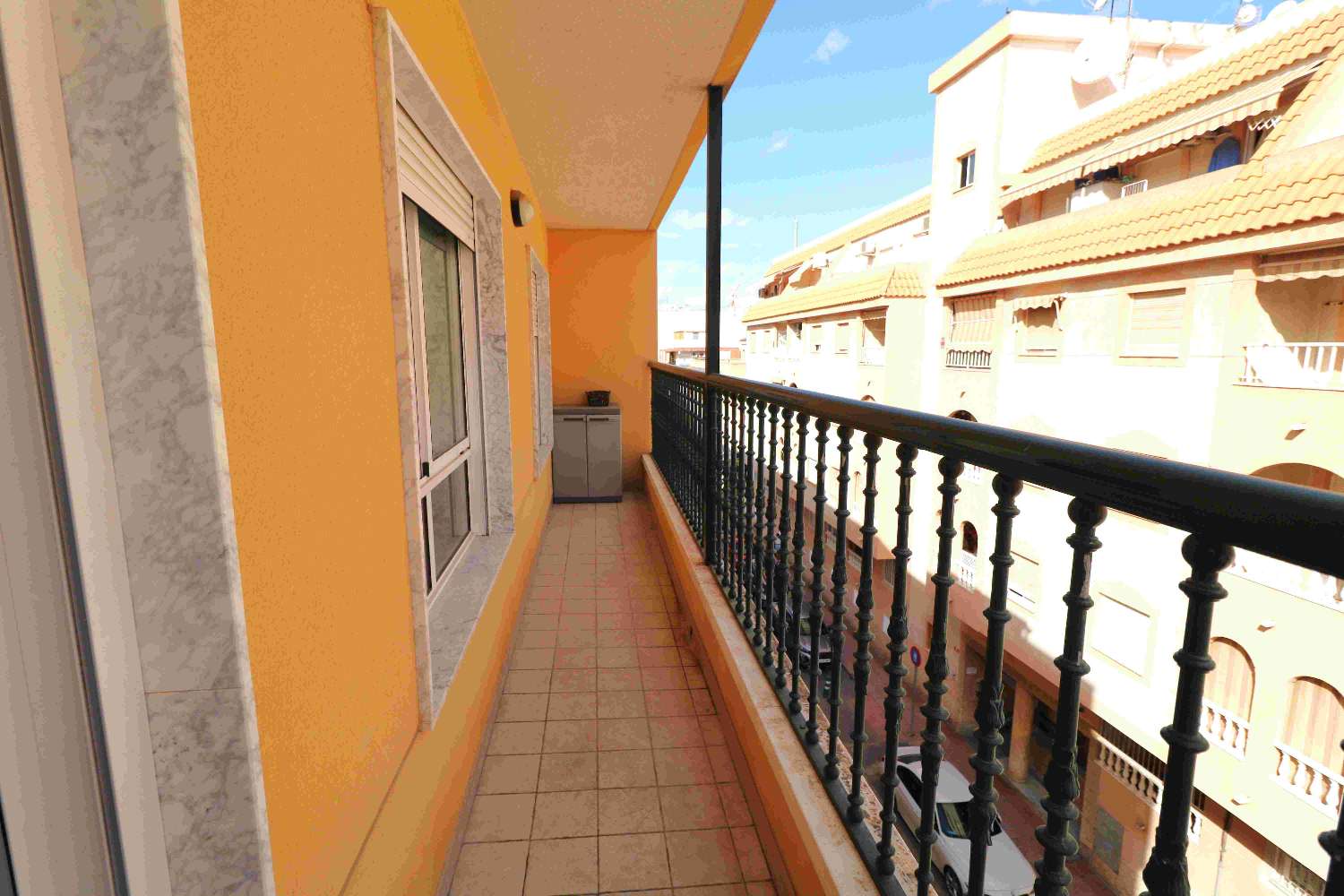 ROMSLIG SENTRAL LEILIGHET I TORREVIEJA MED 3 SOVEROM, TERRASSE OG MULIGHET FOR GARASJE