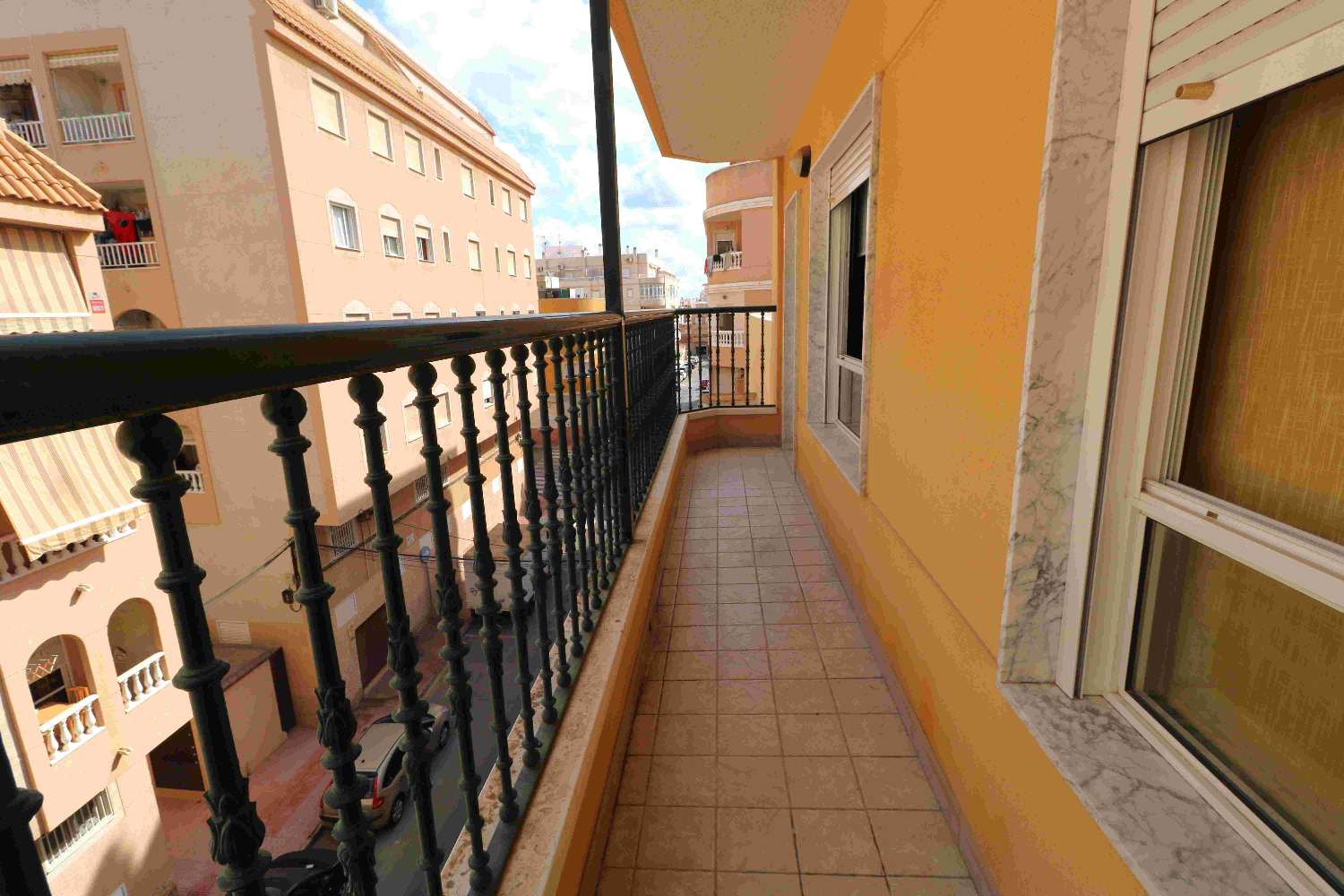 GERÄUMIGE ZENTRALE WOHNUNG IN TORREVIEJA MIT 3 SCHLAFZIMMERN, TERRASSE UND OPTION ZUR GARAGE