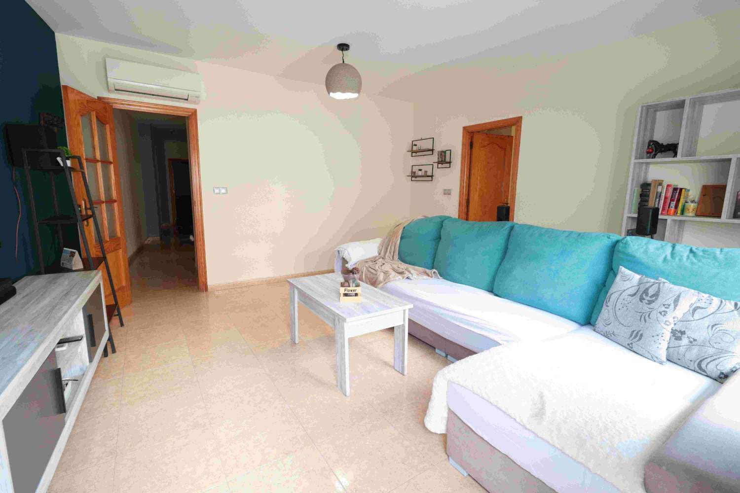 SPACIOUS CENTRAL APARTMENT IN TORREVIEJA WITH 3 BEDROOMS, TERRACE AND OPTION TO GARAGE