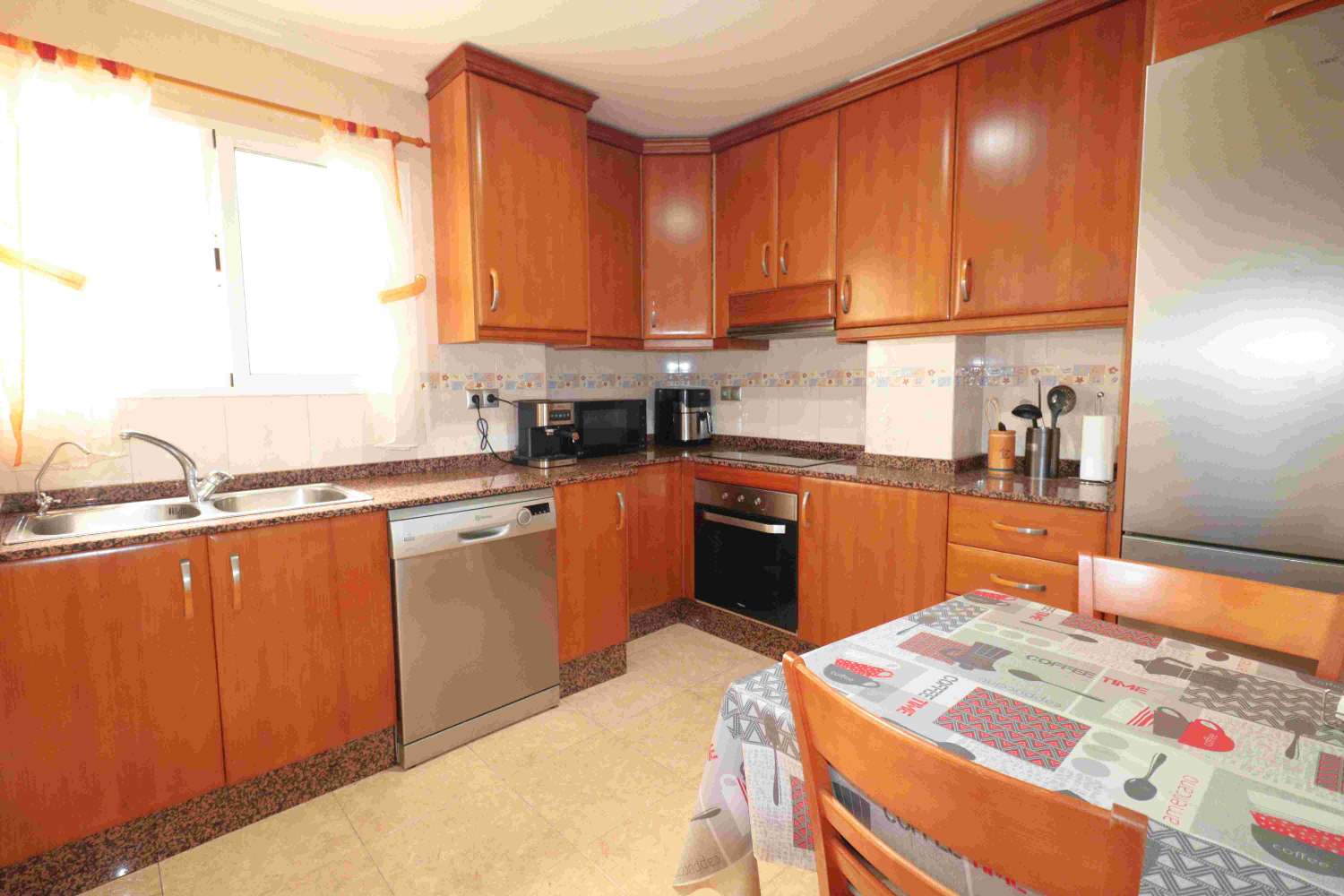 SPACIOUS CENTRAL APARTMENT IN TORREVIEJA WITH 3 BEDROOMS, TERRACE AND OPTION TO GARAGE