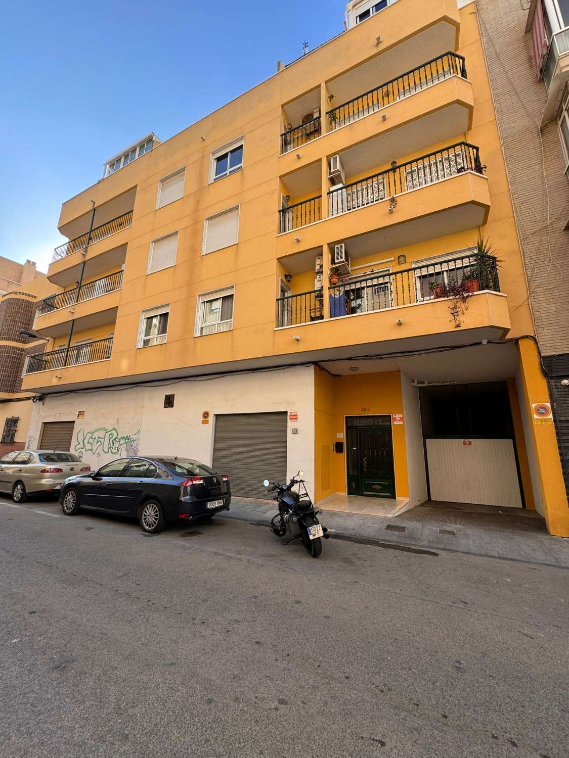 ROMSLIG SENTRAL LEILIGHET I TORREVIEJA MED 3 SOVEROM, TERRASSE OG MULIGHET FOR GARASJE