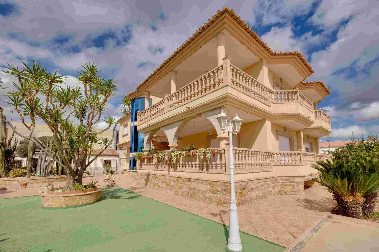 VILLA INDIVIDUELLE DE LUXE EXCLUSIVE À ORIHUELA AVEC UN GRAND TERRAIN ET UNE INTIMITÉ TOTALE